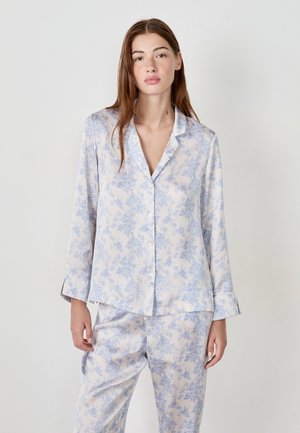 Conjunto de pijama de estampado floral en azul claro, hecho de tejido suave; incluye una camisa de botón con mangas largas y pantalones a juego.