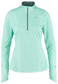 Jasnozielony sportowy pulower z długim rękawem, półzamkiem, otworami na kciuki na mankietach, małym logo Nike na piersi oraz oznaczeniem Dri-FIT przy krawędzi.