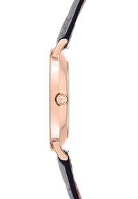 Montre avec boîtier en métal rose doré et cadran argenté, présentant une forme ronde et un bracelet en cuir noir. Accents texturés notables sur le bracelet.