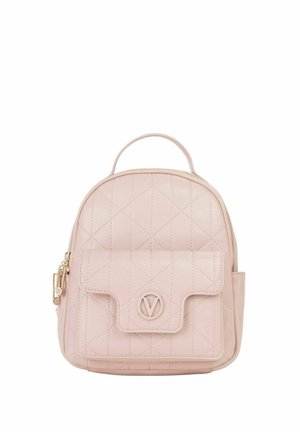 Sac à dos en cuir rose matelassé avec ferrures dorées, une poignée supérieure, une poche avant à rabat et une forme arrondie. Présente un détail de logo à l'avant.