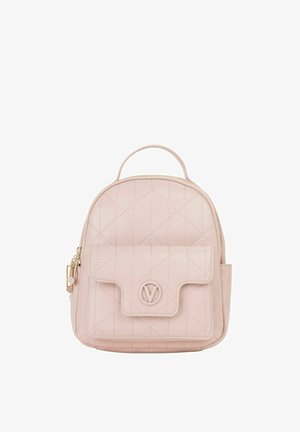 Sac à dos en cuir rose matelassé avec ferrures dorées, une poignée supérieure, une poche avant à rabat et une forme arrondie. Présente un détail de logo à l'avant.