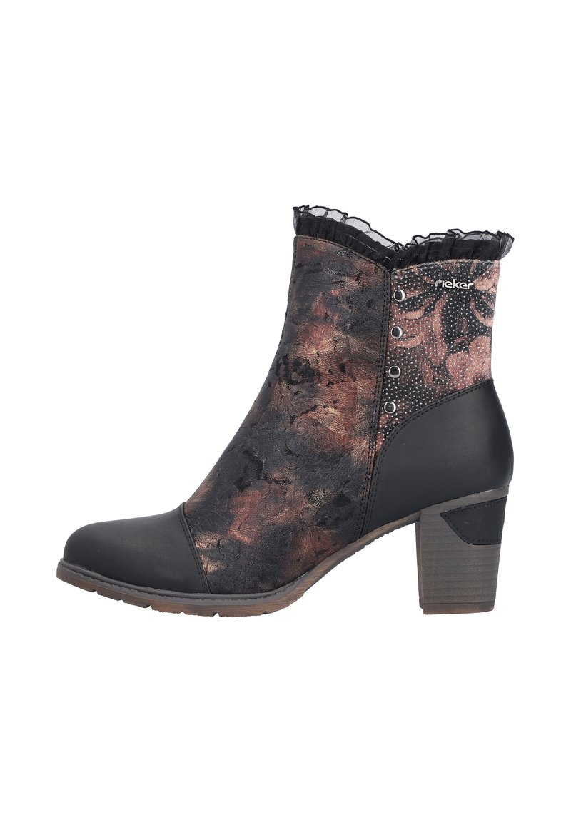 Botte de cheville noire avec un design floral texturé dans des teintes de marron et de rose, un col froncé et un talon empilé. Accents métalliques décoratifs inclus.