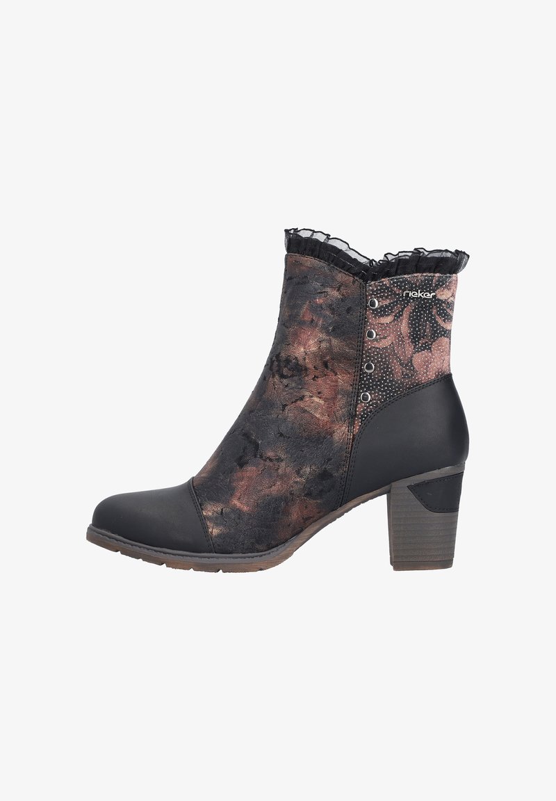 Botte de cheville noire avec un design floral texturé dans des teintes de marron et de rose, un col froncé et un talon empilé. Accents métalliques décoratifs inclus.