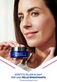 Barattolo blu di crema NIVEA CELLULAR Expert Filler con coperchio argentato, tenuto da una persona vicino a uno sfondo chiaro, che indica un prodotto per la cura della pelle.