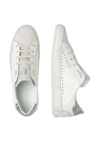 Baskets blanches en cuir avec des accents en daim, des détails perforés, des lacets plats et une languette arrière scintillante argentée. Silhouette classique basse.