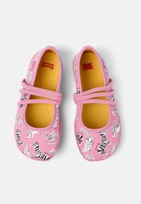 Rosa Canvas-Schuhe mit Tiermustern, elastischen Riemen und gelben Innensohlen. Rundes Zehendesign mit nahtlosen Stickdetails.