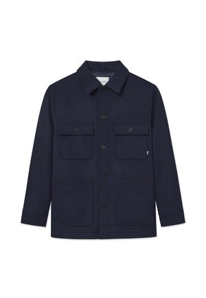 Chaqueta azul marino hecha de un tejido resistente, con cierre de botones, cuello americano y dos grandes bolsillos en el pecho con solapas.