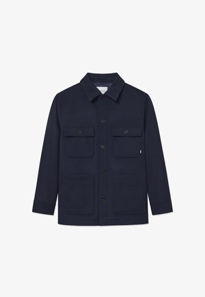 Marineblå jakke laget av robust stoff, med knappelukking foran, spredt krage og to store brystlommer med klaffelukking.