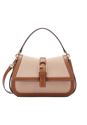 Kleine beige stoffen handtas met bruine leren afwerking, bovenhandvat, verstelbare schouderriem en goudkleurige gespsluiting op de voorklep.