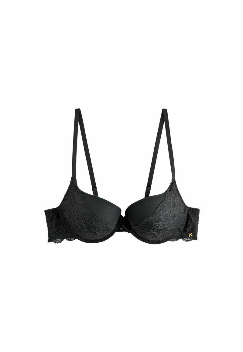 Reggiseno nero con coppe imbottite e sovrapposizione in pizzo, spalline sottili e regolabili, e un design a bordo scallop. Accenti in minimal oro.