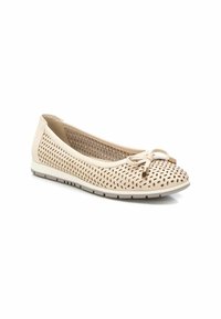 Bailarina de piel perforada beige con detalle de lazo, que cuenta con una suela de goma flexible y un diseño de punta redonda.