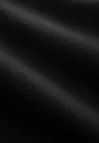 Sort stof med en glat, tætvævet struktur, der viser subtile lysreflektioner og bløde folder.