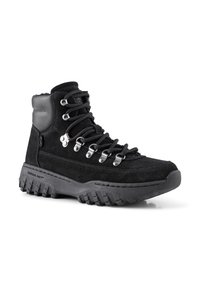 Bota de senderismo de ante negro con suela de goma resistente, ojales de metal y diseño de cordones. Cuenta con un tobillo acolchado para soporte y tracción.