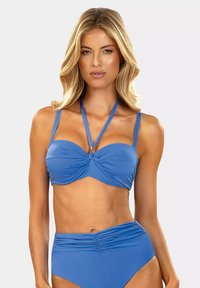 Niebieski zestaw bikini z topem bandeau z przekręconym przodem i regulowanymi ramiączkami, w połączeniu z wysokimi majtkami, które mają detale marszczenia.