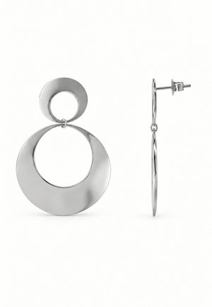 Paire de boucles d’oreilles pendantes polies, de ton argenté, chacune composée de deux disques circulaires creux reliés et d’une tige de clou, présentées de face et de profil.