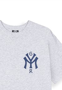 Szara bawełniana koszulka z okrągłym dekoltem z ciemnoniebieskim graficznym logo na klatce piersiowej. Krótkie rękawy i miękka tekstura.