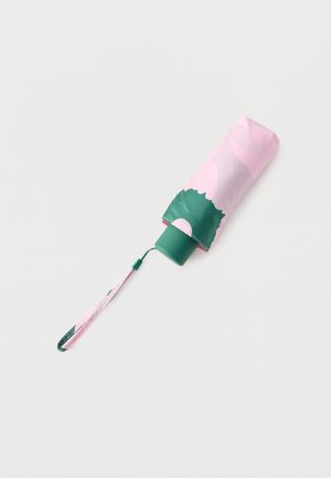 Umbrelă compactă pliabilă cu husă roz și verde și bretea de încheietură asortată pe un fundal alb.