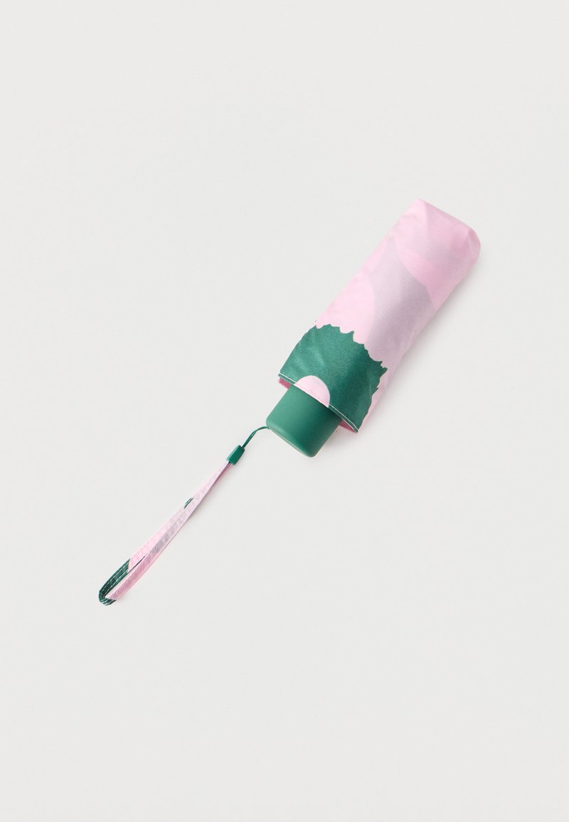 Συμπαγές, διπλωμένο ομπρελο με ροζ και πράσινο κάλυμμα και ταιριαστό λουράκι καρπού σε λευκό φόντο.