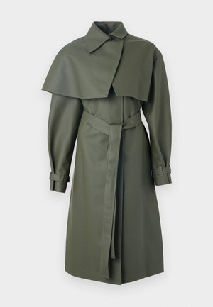 Olivově zelený trenčkot s detailem pláště, strukturovaným límcem, páskem v oblasti pasu a rukávy s manžetami. Vyrobený z hladké, texturované látky.