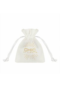 Witte stoffen trekkoordzak met een goudkleurig logo "CHIC by LIRETTE" en stralende lijnen, een gladde textuur en glanzende accenten.