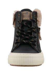 Zapatilla alta negra con cuello de piel, parte superior de cuero texturizado, suela de goma crema en contraste, detalle de cremallera de metal y cordones con patrón.