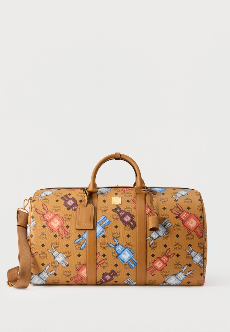 Sac de voyage en cuir fauve avec imprimé multicolore de lapin dessin animé, deux poignées, bandoulière détachable, et plaque logo en or au centre devant.