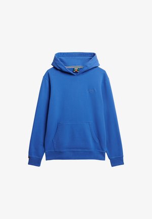 Blå hoodie lavet af blødt stof, med en frontlomme, snoretræk i hætten og ribkantede manchetter og kant. Logo over lommen.