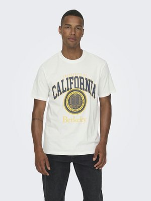 T-shirt en coton blanc avec l'inscription "University of California" et un graphique de sceau en bleu et jaune. Encolure ras du cou, manches courtes, coupe décontractée.