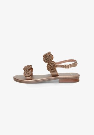 Bronzen platte sandalen met drie stoffen rozenaccenten, verstelbare enkelriem en een gladde, platte zool met een houtachtige hak.