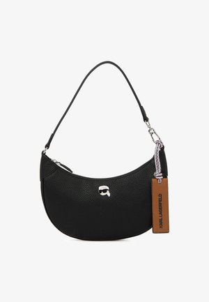 Borsa a tracolla nera in pelle con texture martellata, forma curva, chiusura superiore con zip, hardware color argento e un'etichetta marrone. Presenta un accento con logo.