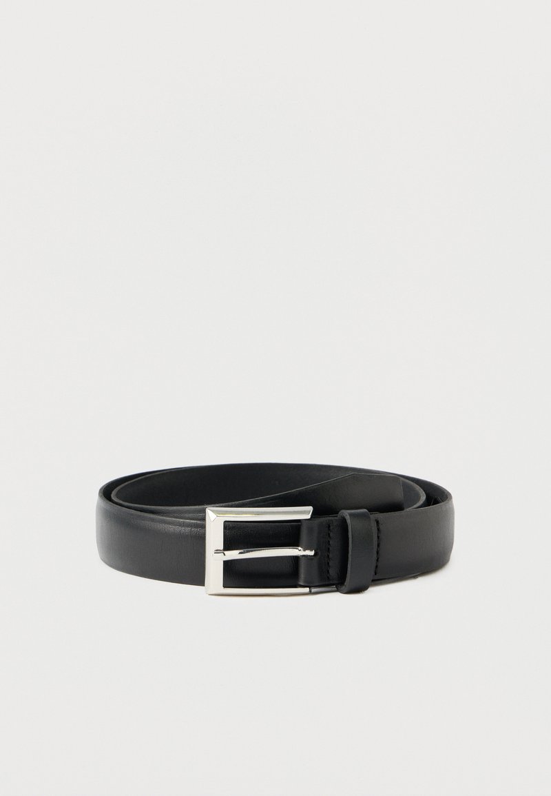 Ceinture en cuir noir avec une boucle carrée en argent, présentant une texture lisse et un design classique, enroulée soigneusement.