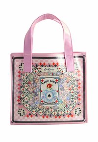 Rosa Tragetasche mit einem zentralen Kartendesign, umgeben von Blumenmustern und Würfeln, sowie kontrastierenden Schachbrett- und Randakzenten.