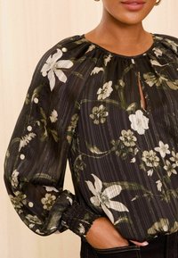 Love & Roses PETITE FIT -  DETAIL CREW NECK LONG SLEEVE  - Blúzka - black floral