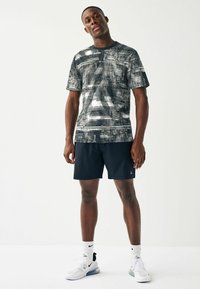 Next ACTIVE TIE DYE - Nyomott mintás póló - black white