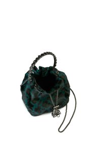 Bolso de mano con estampado de leopardo en color verde azulado, hecho de pelo sintético, que cuenta con un asa de cadena y una cadena en tono plateado en la abertura para el cierre.