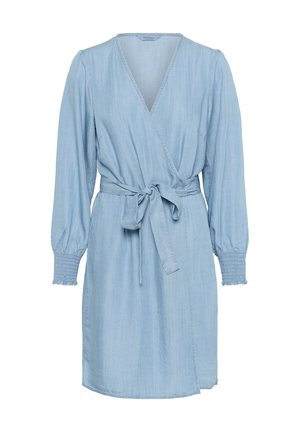 Lyseblå omslagskjole lavet af blød denim. Har lange ærmer med rynkede manchetter, et bælte med sløjfe og en sideslids for ekstra detalje.