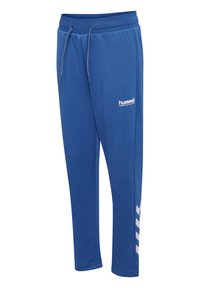 Pantalon de sport bleu avec taille élastique et cordon de serrage, logo blanc hummel sur la cuisse et bandes blanches en chevron près de la cheville.