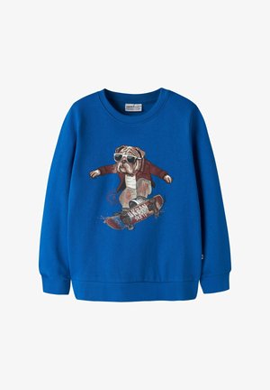 Blauwe sweater met een buldog die een zonnebril en een jas draagt, skateboardend op een plank met het label "Urban Skate".