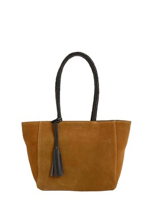 Sac fourre-tout en daim marron avec des poignées tressées noires et un détail de pompon noir sur fond blanc.