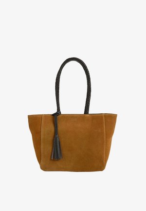 Sac fourre-tout en daim marron avec des poignées tressées noires et un détail de pompon noir sur fond blanc.