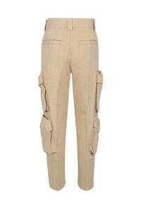 Beige cargo bukser lavet af bomuld med seks lommer, lige snit og synlige syninger. Har justerbare cargo lommeklapper på siden.