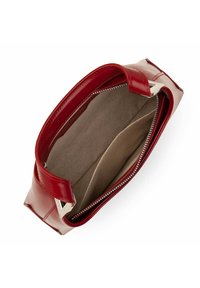Borsa a tracolla rossa in pelle con finitura lucida, dotata di chiusura con zip, due manici e interno beige con tasca a soffietto.