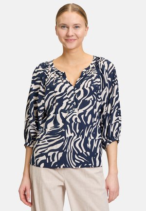 Marineblaues und beige gemustertes Blusenshirt mit 3/4-Ärmeln, einem V-Ausschnitt und Knopfverschluss; aus leichtem Stoff mit bequemer Passform.