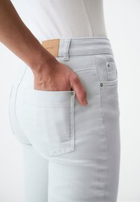 Jimmy Key HIGH WAIST WITH POCKETS - Jean slim - light blue