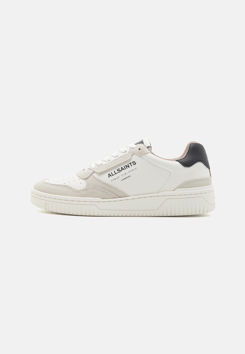 Weiße Leder-Sneaker mit grauen Wildlederakzenten, Gummisohle, perforierter Zehenpartie und schwarzem Fersenbereich. Mit Logo an der Seite.