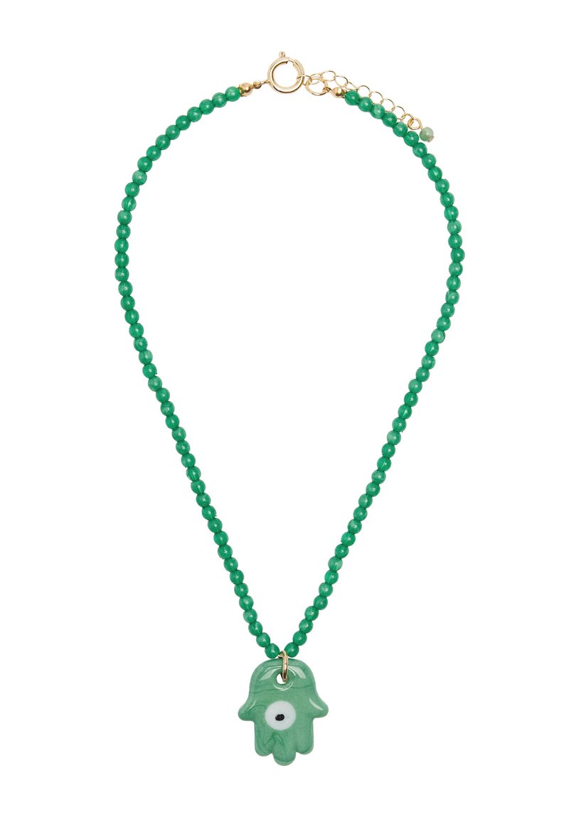 Zielona naszyjnik z koralików z klamrą w złotym odcieniu i zawieszką w kształcie hamsy, wykonana z przezroczystego zielonego materiału z detalem w postaci oka.