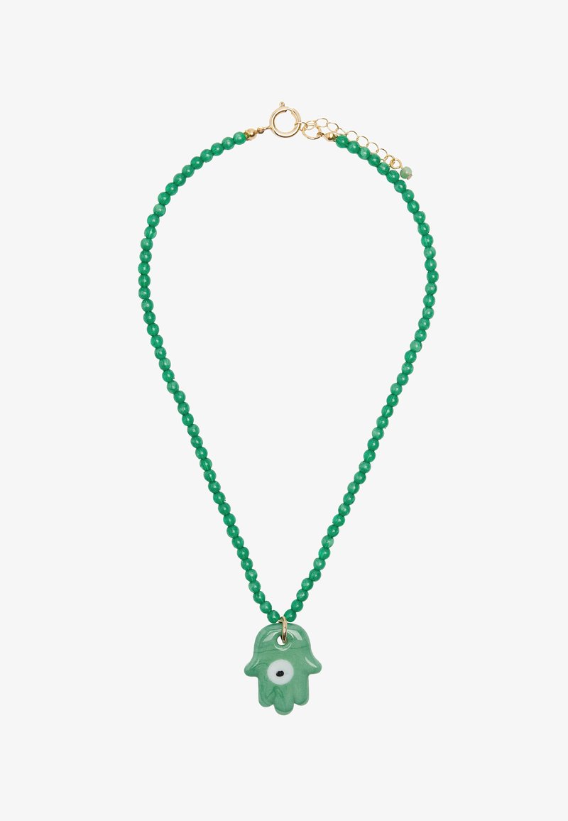 Zielona naszyjnik z koralików z klamrą w złotym odcieniu i zawieszką w kształcie hamsy, wykonana z przezroczystego zielonego materiału z detalem w postaci oka.