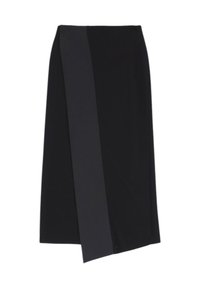 Gonna midi nera con design avvolgente, dotata di un pannello diagonale in una tonalità di nero leggermente diversa, texture liscia e linee pulite.