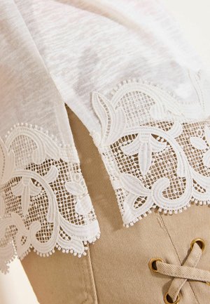 Lipsy, REGULAR FIT - V-NECK LACE HEM T-SHIRT - Print T-shirt - white