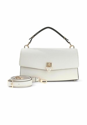 Sac à main rectangulaire blanc avec poignée supérieure noire, ferrures dorées, verrou logo Guess, et bandoulière blanche amovible enroulée à côté.